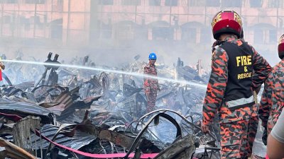 চারটি হকার্স মার্কেটে ৫২৫টি দোকান ছিল বলে জানান ব্যবসায়ীরা