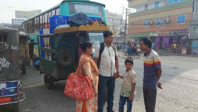 বাস না চলায় ভোগান্তিতে পড়েছেন যাত্রীরা