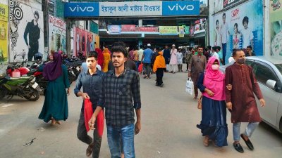 কেনাকাটা করতে আসা ক্রেতারা