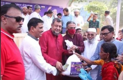 ঢাকা মহানগর উত্তর যুবলীগের খাদ্যসামগ্রী-উপহার বিতরণ