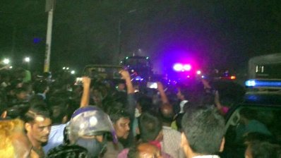 শিপলুর গাড়ির সামনে ও পেছনে পুলিশের ভ্যান থানা পর্যন্ত আসে
