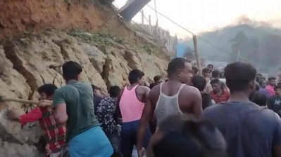 শুক্রবার বিকালে বেলতলীঘোনা এলাকায় পাহাড় ধসে পড়ে