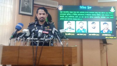 সংবাদ সম্মেলনে র&zwnj;্যাব-৩ এর অধিনায়ক লেফটেন্যান্ট কর্নেল আরিফ মহিউদ্দিন আহমেদ