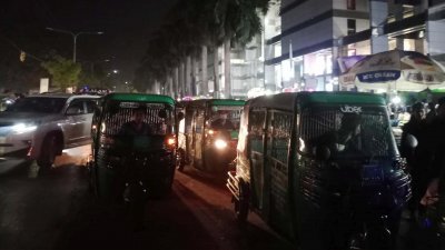 বসুন্ধরার সামনে যত্রতত্র সিএনজি-অটোরিকশা, পান্থপথে গাড়ির জট