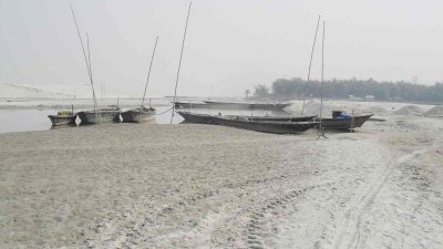 তিস্তার বালুচরে বেঁধে রাখা হয়েছে নৌকা