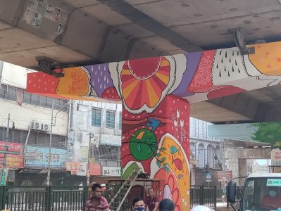 ফ্লাইওভারের পিলারে গ্রাফিতি আর্ট