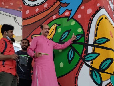 ফ্লাইওভারের পিলারে গ্রাফিতি আর্ট