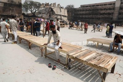 বঙ্গবাজারের ক্ষতিগ্রস্ত ব্যবসায়ীরা বসছেন চৌকি পেতে