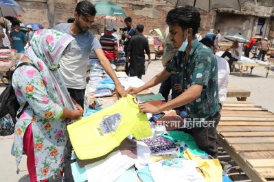 বঙ্গবাজারের ক্ষতিগ্রস্ত ব্যবসায়ীরা বসছেন চৌকি পেতে