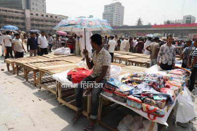 বঙ্গবাজারের ক্ষতিগ্রস্ত ব্যবসায়ীরা বসছেন চৌকি পেতে