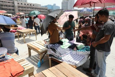 বঙ্গবাজারের ক্ষতিগ্রস্ত ব্যবসায়ীরা বসছেন চৌকি পেতে