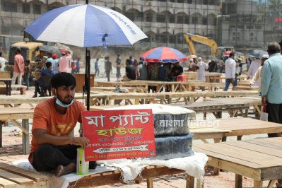 বঙ্গবাজারের ক্ষতিগ্রস্ত ব্যবসায়ীরা বসছেন চৌকি পেতে