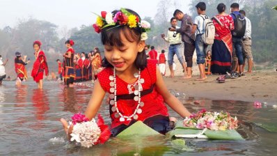 সাঙ্গু নদী‌তে ফুল ভাসিয়ে ‘ফুল বিজু’ উদযাপন
