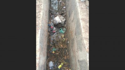 ড্রেনে পানিসহ আবর্জনা জমে রয়েছে