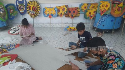 বিভিন্ন মুখোশ ও সরা চিত্র তৈরি করছে শিশুরা