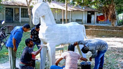 শিল্পীরা ঘোড়াসহ নানা অনুষঙ্গ তৈরিতে ব্যস্ত