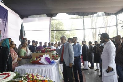 শহীদ মিনারে ডা. জাফরুল্লাহ চৌধুরীর প্রতি শ্রদ্ধা জানাতে আসেন পরিকল্পনামন্ত্রী এম এ মান্নান 