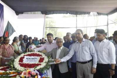 শ্রদ্ধা জানান ঢাকা বিশ্ববিদ্যালয়ের উপাচার্জ ড. মো. আখতারুজ্জামান