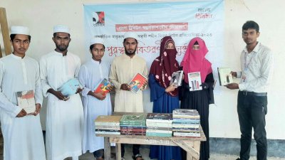 শিক্ষার্থীদের কাছে বই হস্তান্তর করা হচ্ছে