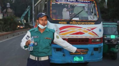 এক হাতে ইফতার অন্য হাতে যানবাহন নিয়ন্ত্রণ