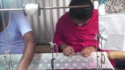 জামদানি তৈরিতে ব্যস্ত তাঁতশিল্পীরা