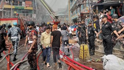 ফায়ার সার্ভিসের সঙ্গে আগুন নিয়ন্ত্রণে কাজ করছে আইনশৃঙ্খলা রক্ষাকারী বাহিনীর সদস্যরা