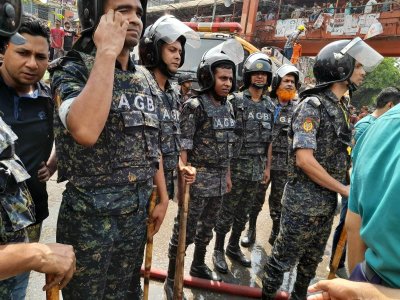 নিউ মার্কেটে অগ্নিকাণ্ডে কাজ করছেন ৯ প্লাটুন আনসার, আহত ৫