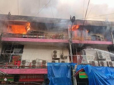 ভোরে লাগা এই আগুনের খবর পলাশী ফায়ার সার্ভিস পায় ৫টা ৪০ মিনিটে। তারা এসে আগুন নিয়ন্ত্রণে কাজ শুরু করে। তবে দ্রুতই আগুন ছড়িয়ে পড়ছে।