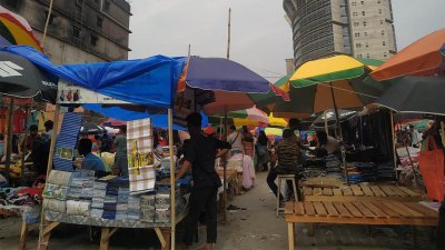 চৌকি পেতে বসেছেন বঙ্গবাজারের ব্যবসায়ীরা