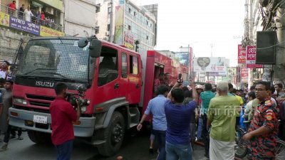 ফায়ার সার্ভিসের ১০টি ইউনিট দেড় ঘণ্টা চেষ্টা চালিয়ে আগুন নিয়ন্ত্রণে আনে