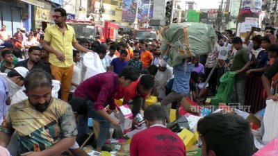 আগুন লাগার পর দোকানিরা কিছু মালামাল সরিয়ে নেন