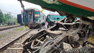 কুমিল্লায় ট্রেন দুর্ঘটনা, রেলের ৪ জনকে বরখাস্ত