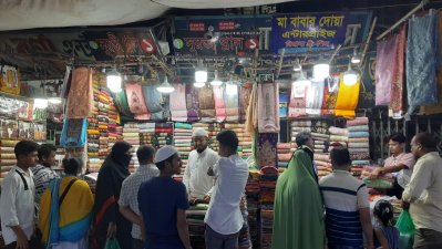বেলা বাড়ার সঙ্গে সঙ্গে ভিড় উপচে পড়ে মার্কেটগুলোতে