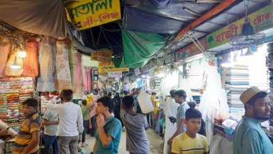 ক্রেতা সামলাতে হিমশিম খাচ্ছেন বিক্রেতারা