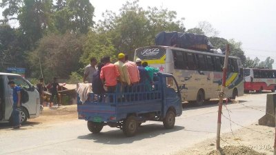 বাসে ভাড়া বেশি, তাই ট্রাকে বাড়ি ফিরছেন অনেকে