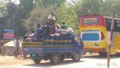 বাসে ভাড়া বেশি, তাই ট্রাকে বাড়ি ফিরছেন অনেকে