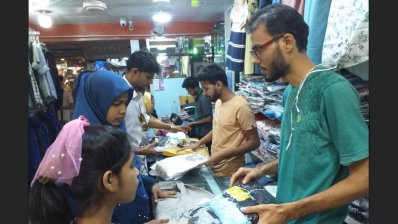 বেচাকেনায় ব্যস্ত সময় পার করছেন বিক্রেতারা।