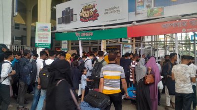 স্ট্যান্ডিং টিকিটের জন্য ঘণ্টার পর ঘণ্টা অপেক্ষা করেন অনেকে 