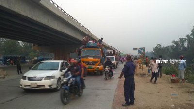 পরিবারের সঙ্গে ঈদ করতে ঘরমুখো মানুষ ঢাকা ছাড়ায় সিরাজগঞ্জের মহাসড়কে যানবাহনের চাপ বেড়েছে কয়েকগুণ