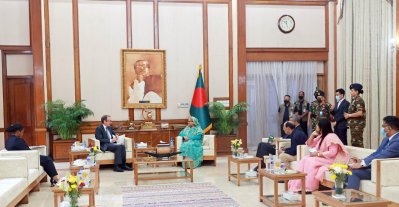 প্রধানমন্ত্রী শেখ হাসিনার সঙ্গে গণভবনে সাক্ষৎ করেন যুক্তরাজ্যের বিদায়ী হাইকমিশনার রবার্ট চ্যাটারটন ডিকসন (ছবি: ফোকাস বাংলা)