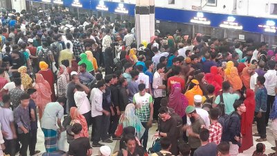 বিনাটিকিটের যাত্রীদের সামলাতে গিয়ে নাভিশ্বাস অবস্থা হয় রেলওয়ের কর্মীদের