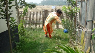 ঘর ও জমি পাওয়ার পর শাকসবজি আবাদ ও ফলের গাছ লাগিয়েছেন রজনী