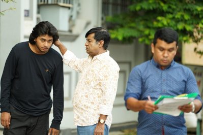 ‘গোলেমালে চণ্ডীপাঠ’ নাটকের শুটিংয়ে আরশ খান ও শহীদুজ্জামান সেলিম, ডানে রিপন রহমান