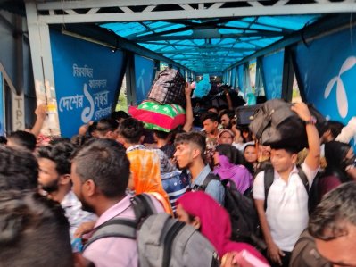 যাত্রীদের চাপ থাকলেও টিকিট কাটতে সমস্যা হচ্ছে না 