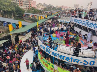 ছেড়ে যাওয়ার সময় কোনও লঞ্চেই আসন ফাঁকা থাকছে না (ছবি: সুবর্ণ আসসাইফ)