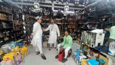 ঈদের দিনেও চলছে টুকিটাকি কেনাকাটা
