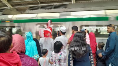  মেট্রোরেলে চড়ার অপেক্ষায় যাত্রীরা