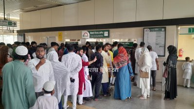আগারগাঁও স্টেশনে যাত্রীদের ভিড়