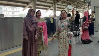 স্টেশনে সেলফি তুলতে ব্যস্ত কেউ কেউ