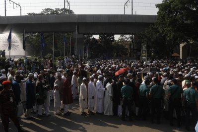 নিরাপত্তা ব্যবস্থার মধ্য দিয়ে প্রবেশ করতে হয় জাতীয় ঈদগাহ ময়দানে (ছবি: সাজ্জাদ হোসেন)